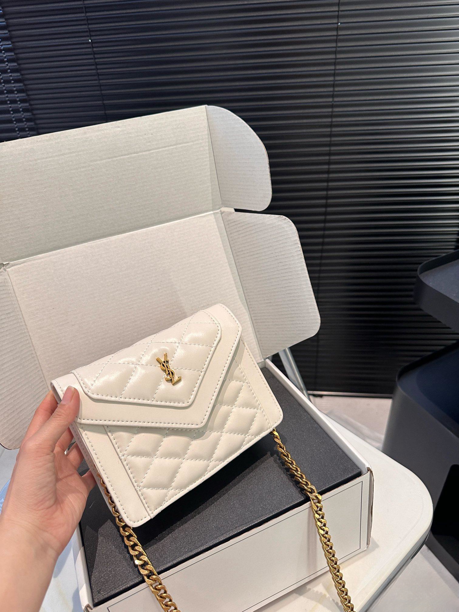 【YSL SAINT LAURENT 公式旗艦店】サンローラン   斜めがけバッグ 当日出荷 好評に付き再入荷！17*13.5CM  1240722