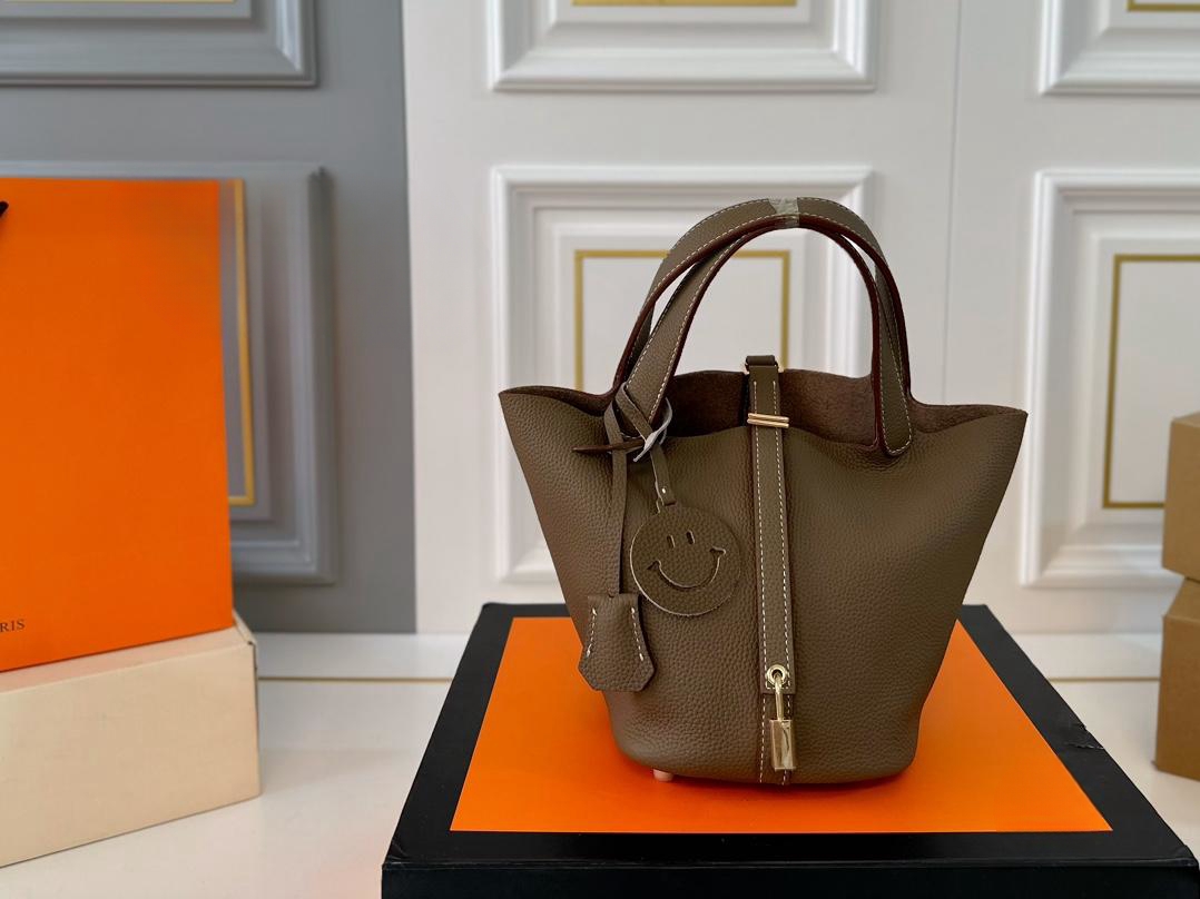 【Hermès 公式旗艦店】エルメス ハンドバッグ 当日出荷 好評に付き再入荷！19*18.5CM  240724