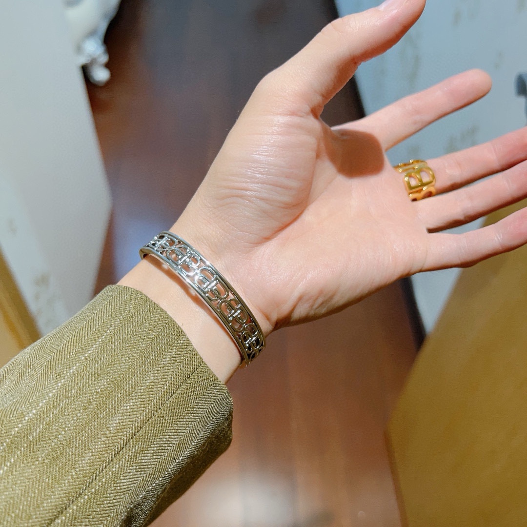 【BALENCIAGA】ブレスレット、ファッションシンプルなスタイル  240814