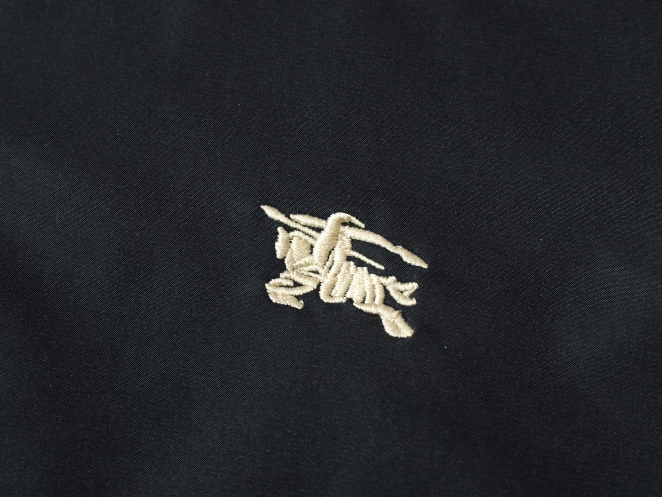 【BURBERRY  公式旗艦店】バーバリー  ジャケット着 好評に付き再入荷 240827