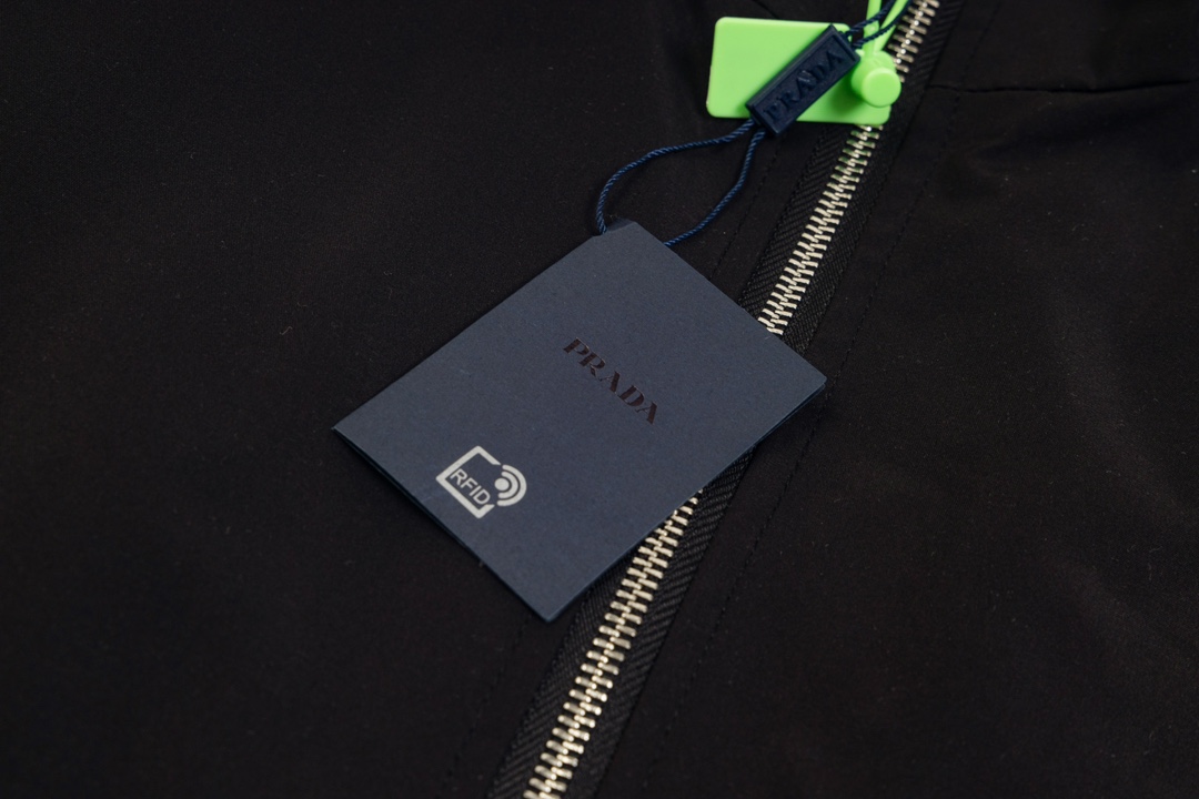 【PRADA  公式旗艦店】プラダ  ジャケット着 好評に付き再入荷 240827