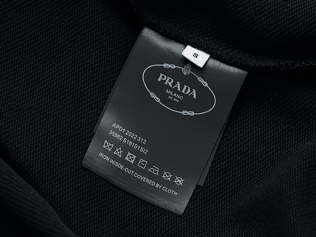 【PRADA 公式旗艦店】プラダ  丸首の衛衣 スウェットご好評に付き再入荷 240828
