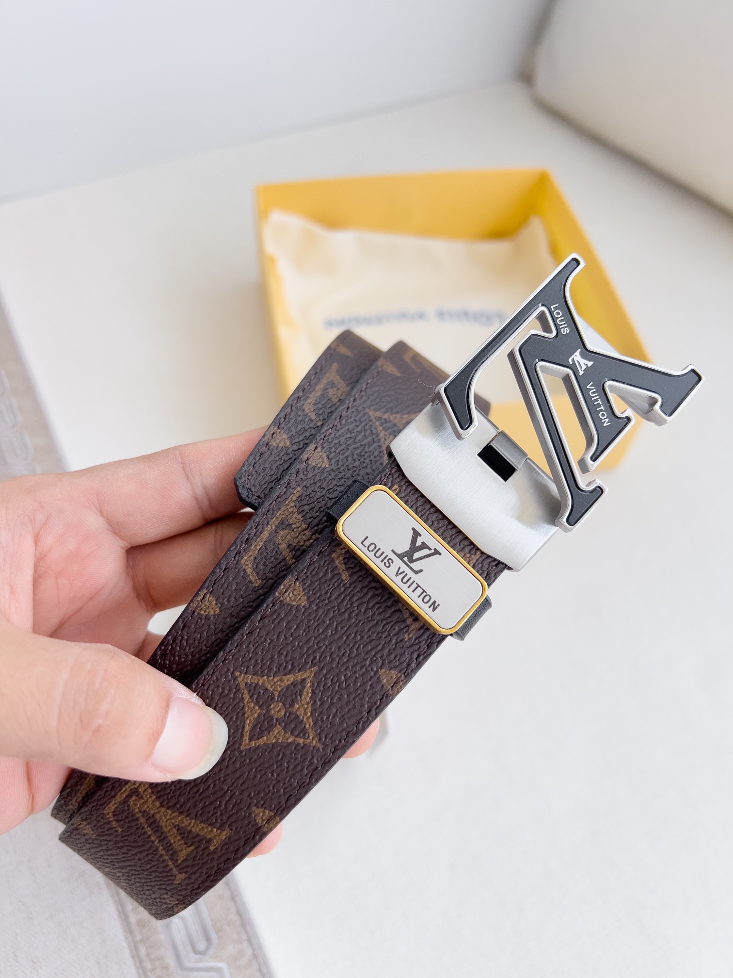 LV【LOUIS VUITTON】(ルイヴィトン) 3.5cmベルト メンズ  240903