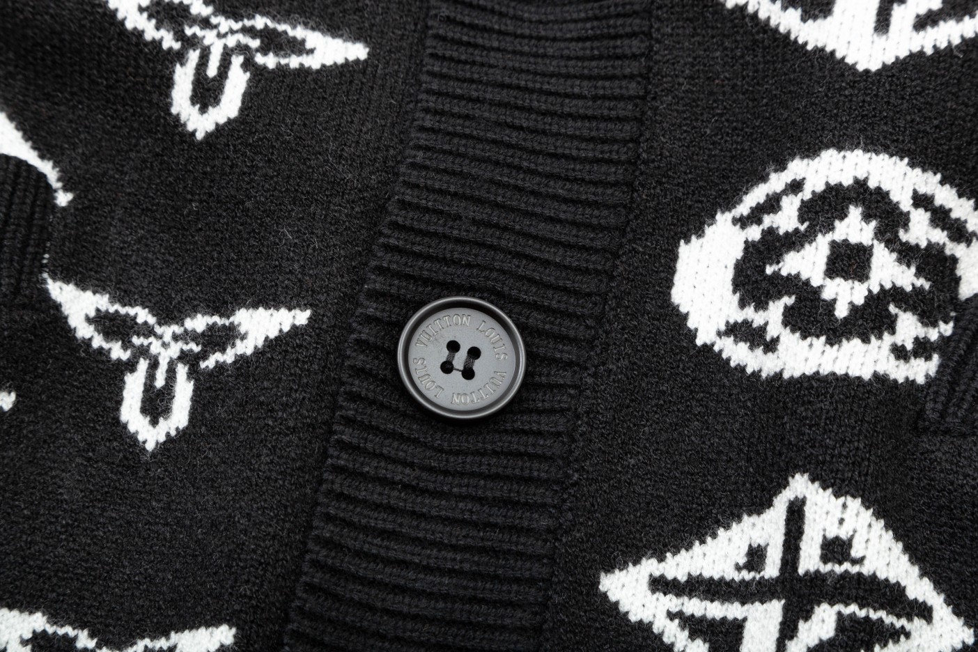 【LOUIS VUITTON 公式旗艦店】ルイヴィトン  セーター好評に付き再入荷！ 240927