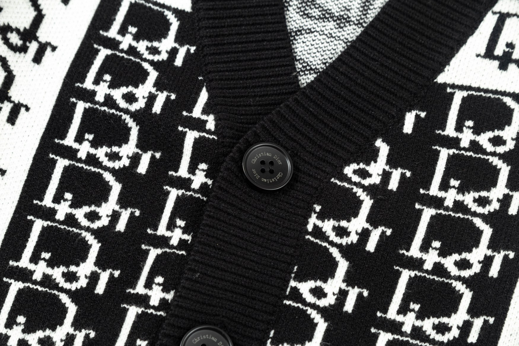 【DIOR 公式旗艦店】ディオール   セーター好評に付き再入荷！ 240929