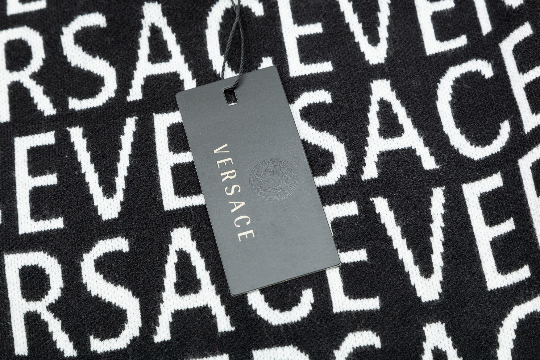 【VERSACE  公式旗艦店】ヴェルサーチ  セーター好評に付き再入荷！ 240930