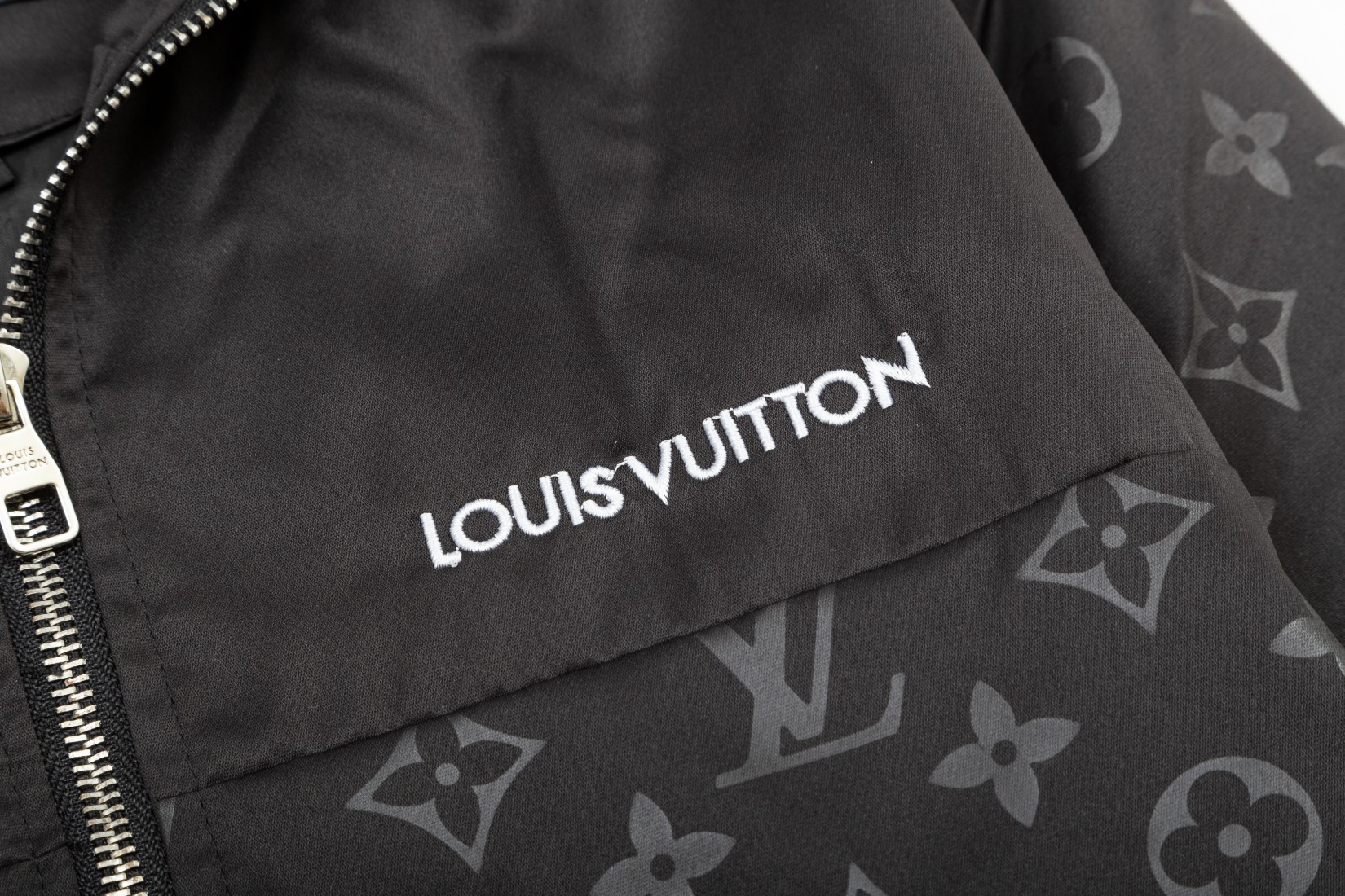 【LOUIS VUITTON 公式旗艦店】ルイヴィトン  ジャケット着 ご好評に付き再入荷！241021
