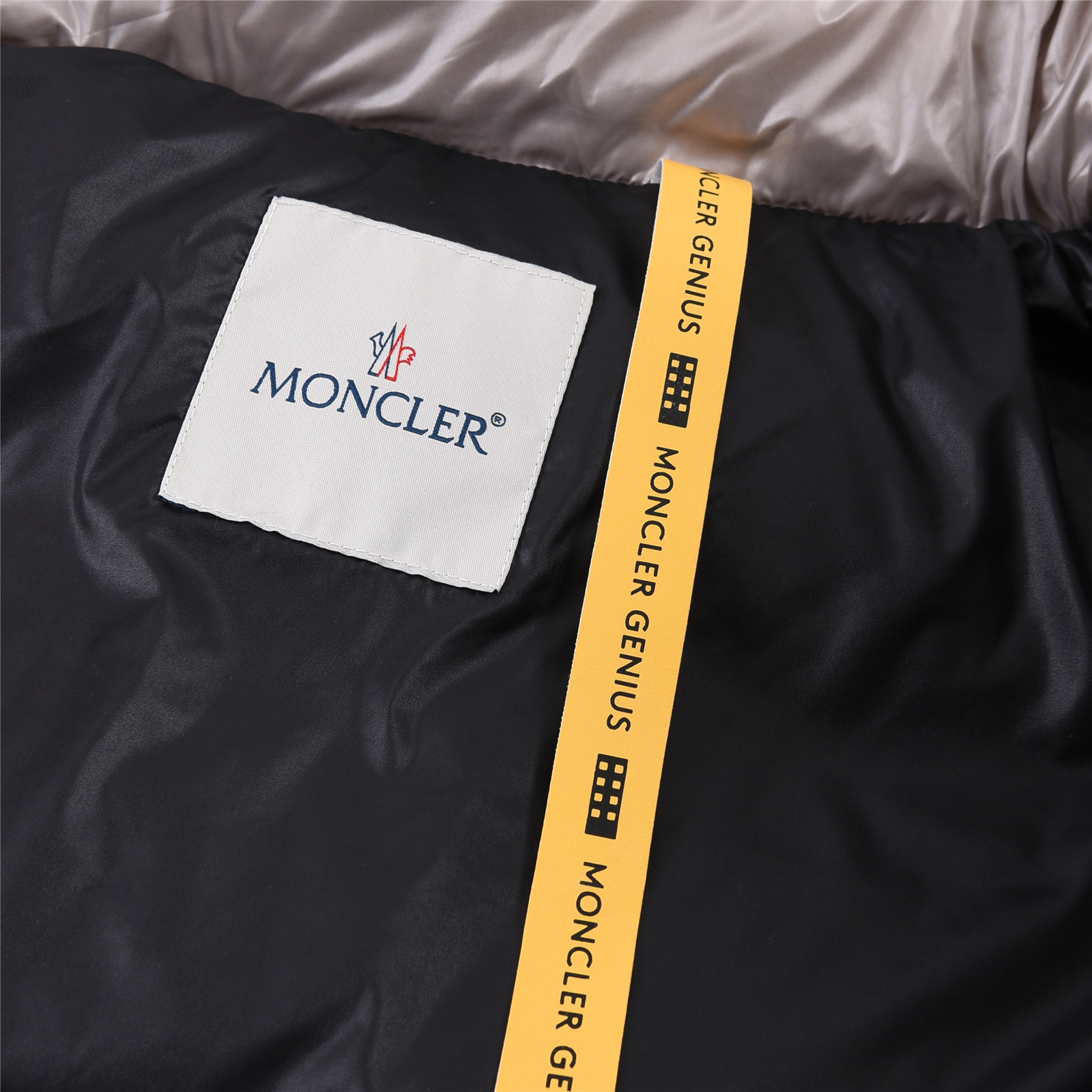 【MONCLER  公式旗艦店】モンクレール  ダウンベストご好評に付き再入荷！241024