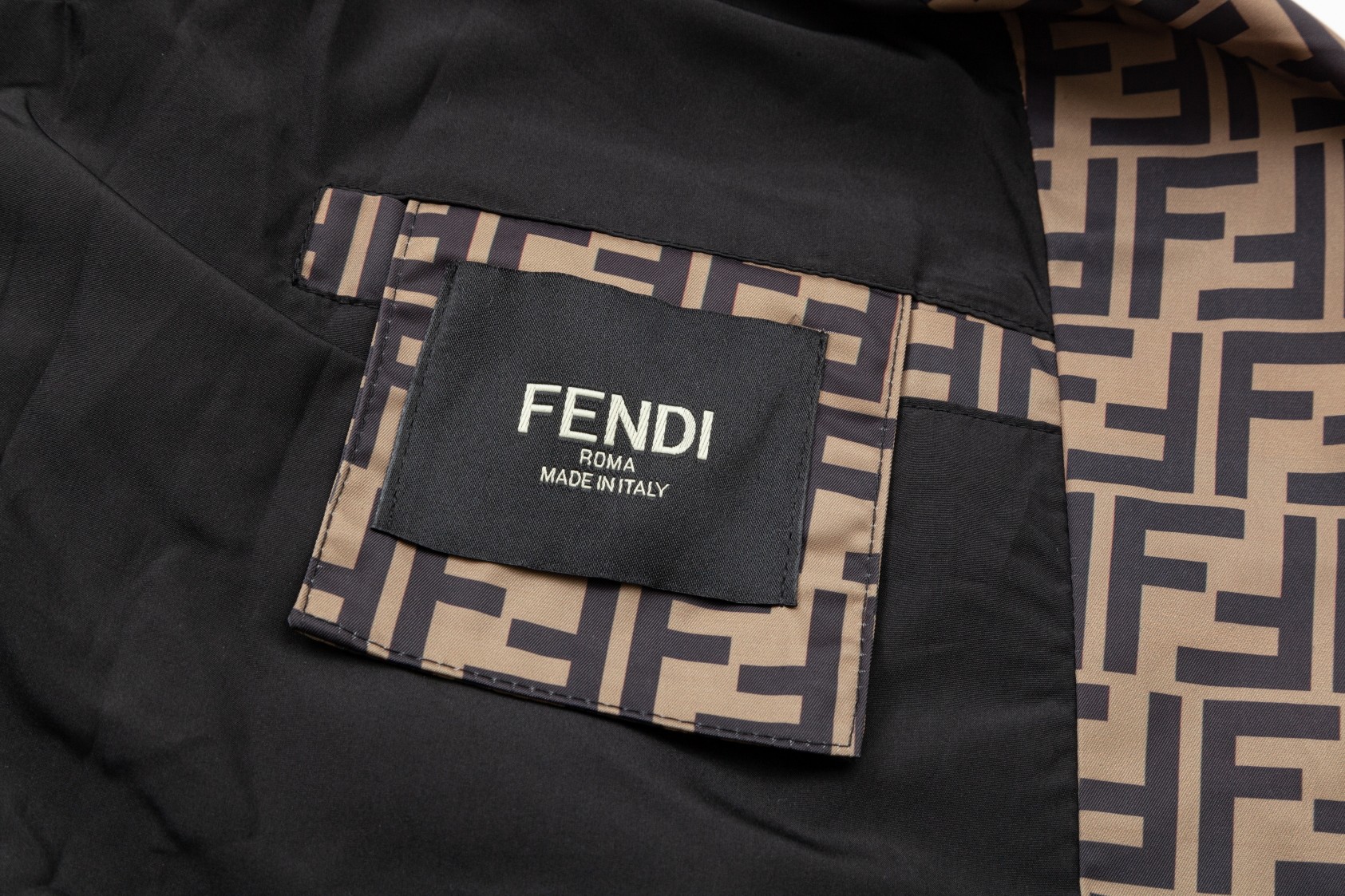 【FENDI 公式旗艦店】フェンディ ジャケット好評に付き再入荷！241029