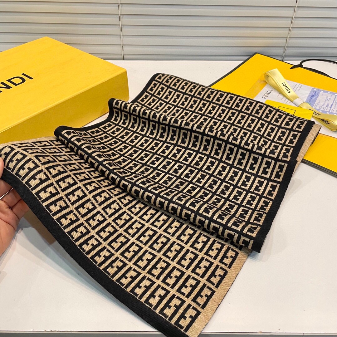 【FENDI  フェンディ】スカーフ32*200CM   241109
