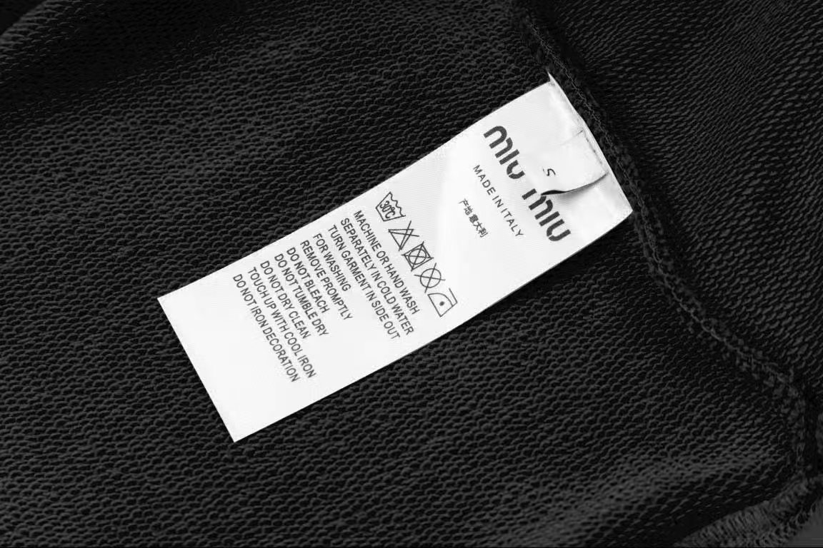 【Miumiu 公式旗艦店】ミュウミュウ  丸首の衛衣 スウェット ご好評に付き再入荷！241122