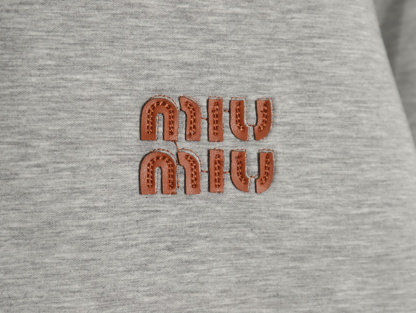 【Miumiu 公式旗艦店】ミュウミュウ  丸首の衛衣 スウェット ご好評に付き再入荷！241122