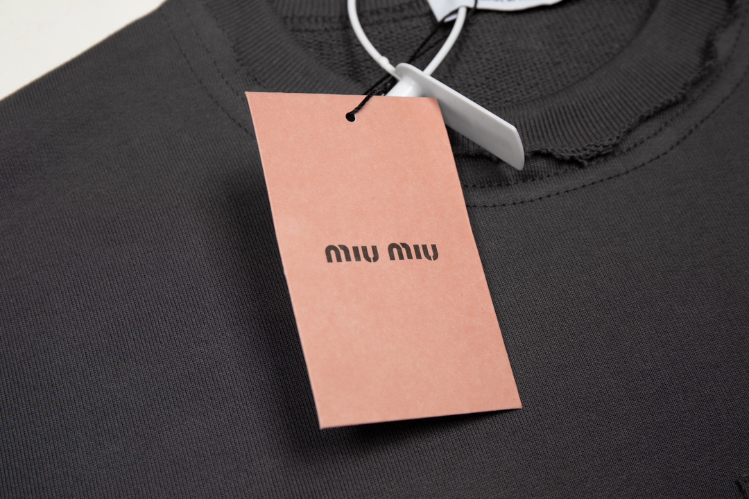 【Miumiu 公式旗艦店】ミュウミュウ  丸首の衛衣  スウェット ご好評に付き再入荷！241122