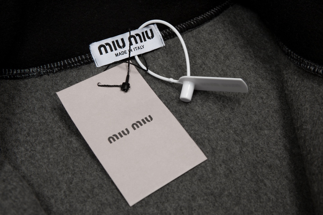 【Miumiu 公式旗艦店】 ミュウミュウ   ジャケット着  スウェット ご好評に付き再入荷！241122