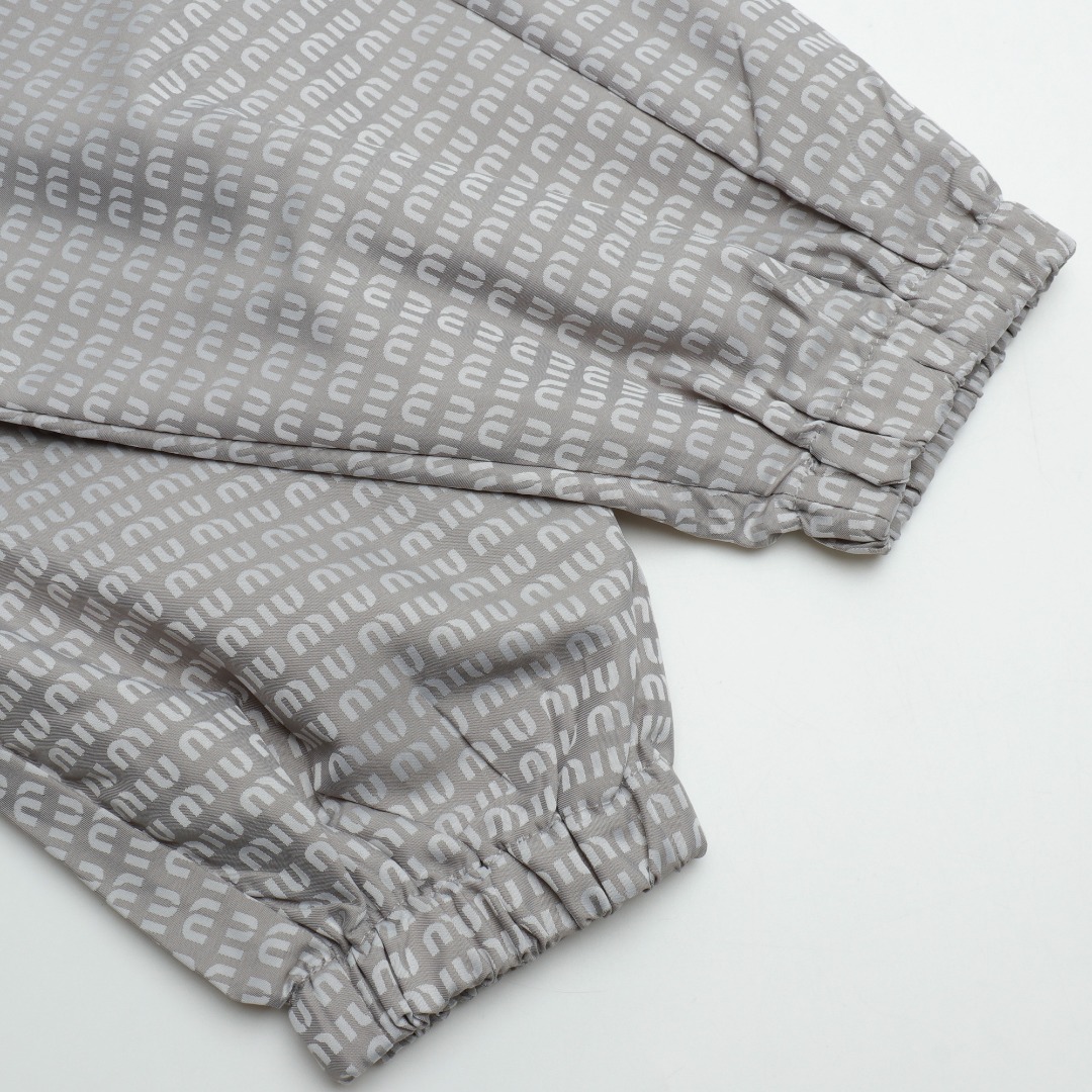 【Miumiu 公式旗艦店】 ミュウミュウ   ジャケット着  スウェット ご好評に付き再入荷！241122