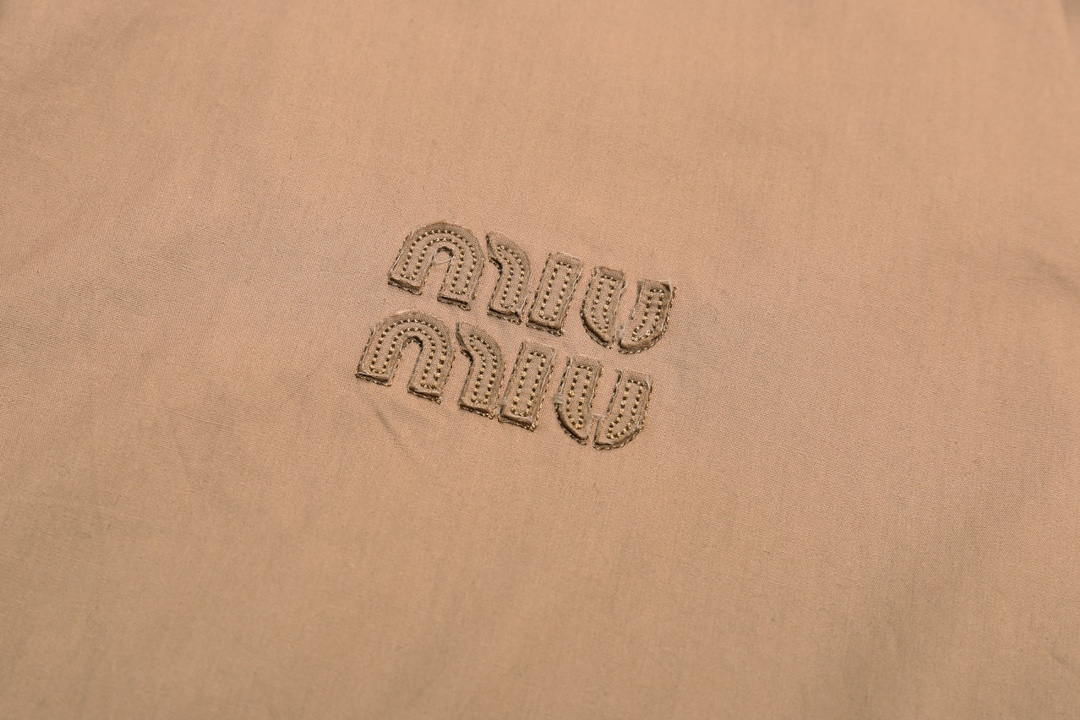 【Miumiu 公式旗艦店】 ミュウミュウ   ジャケット着  スウェット ご好評に付き再入荷！241122