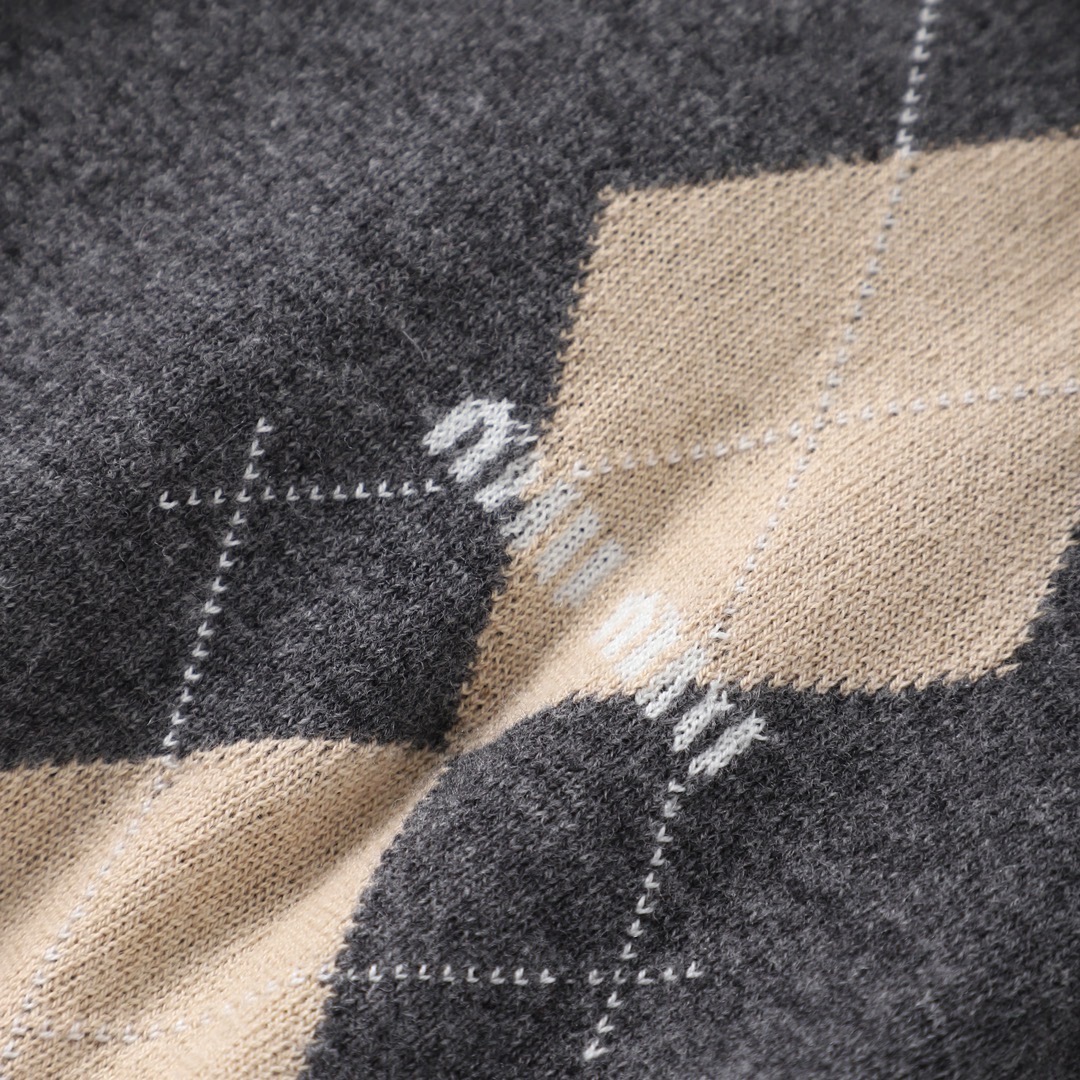 【Miumiu 公式旗艦店】ミュウミュウ  セーター好評に付き再入荷！ 241123