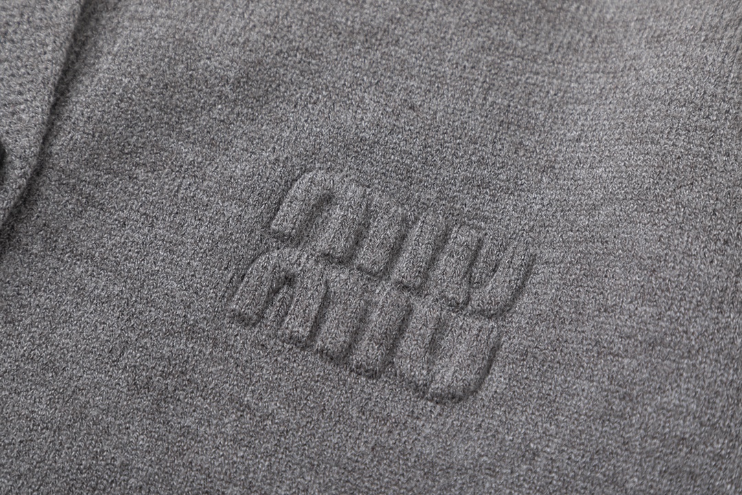 【Miumiu 公式旗艦店】ミュウミュウ  セーター好評に付き再入荷！ 241123