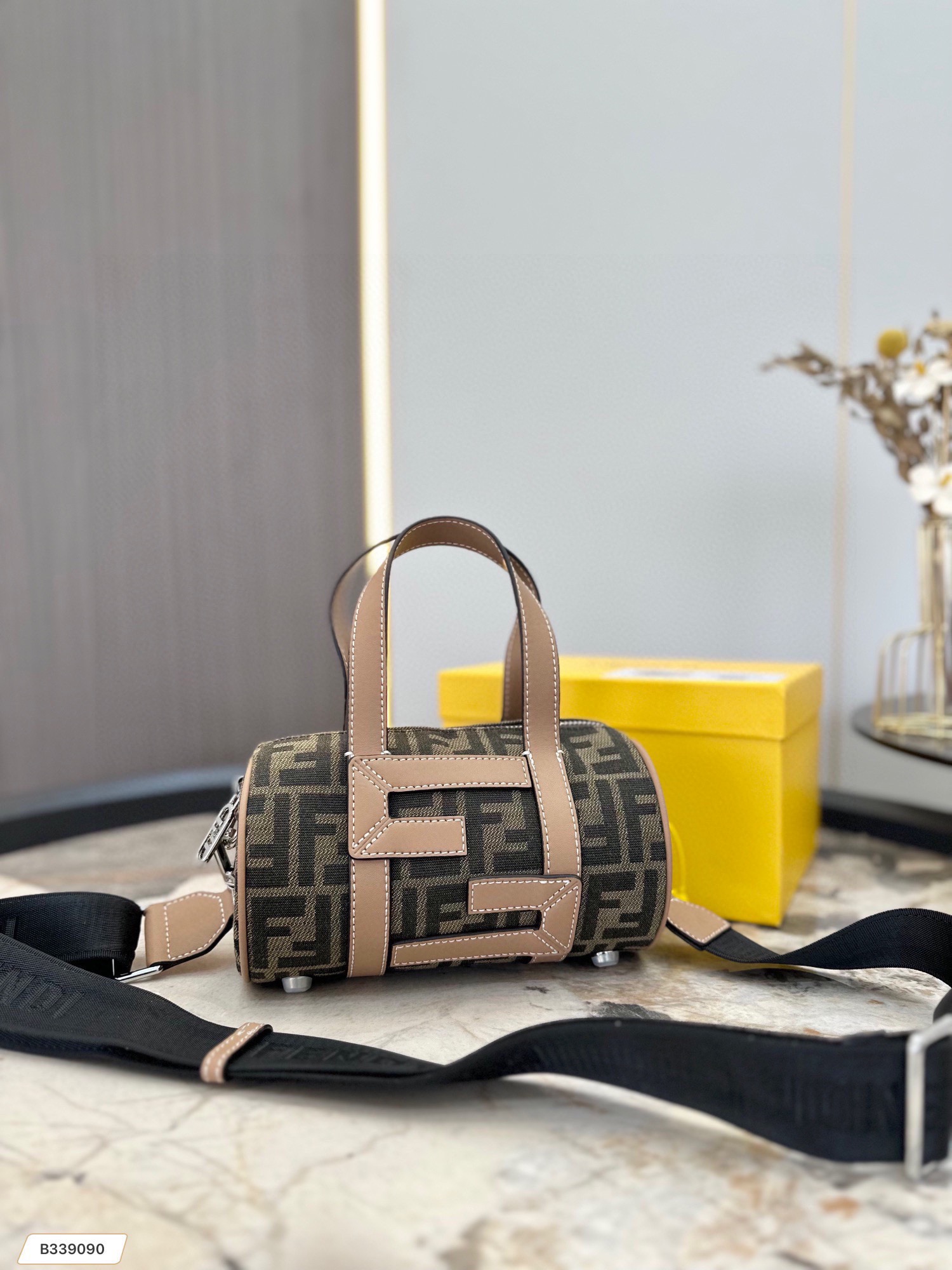 【FENDI  公式 旗艦店】フェンディ  ショルダーバッグ  当日出荷 好評に付き再入荷！21*12CM
