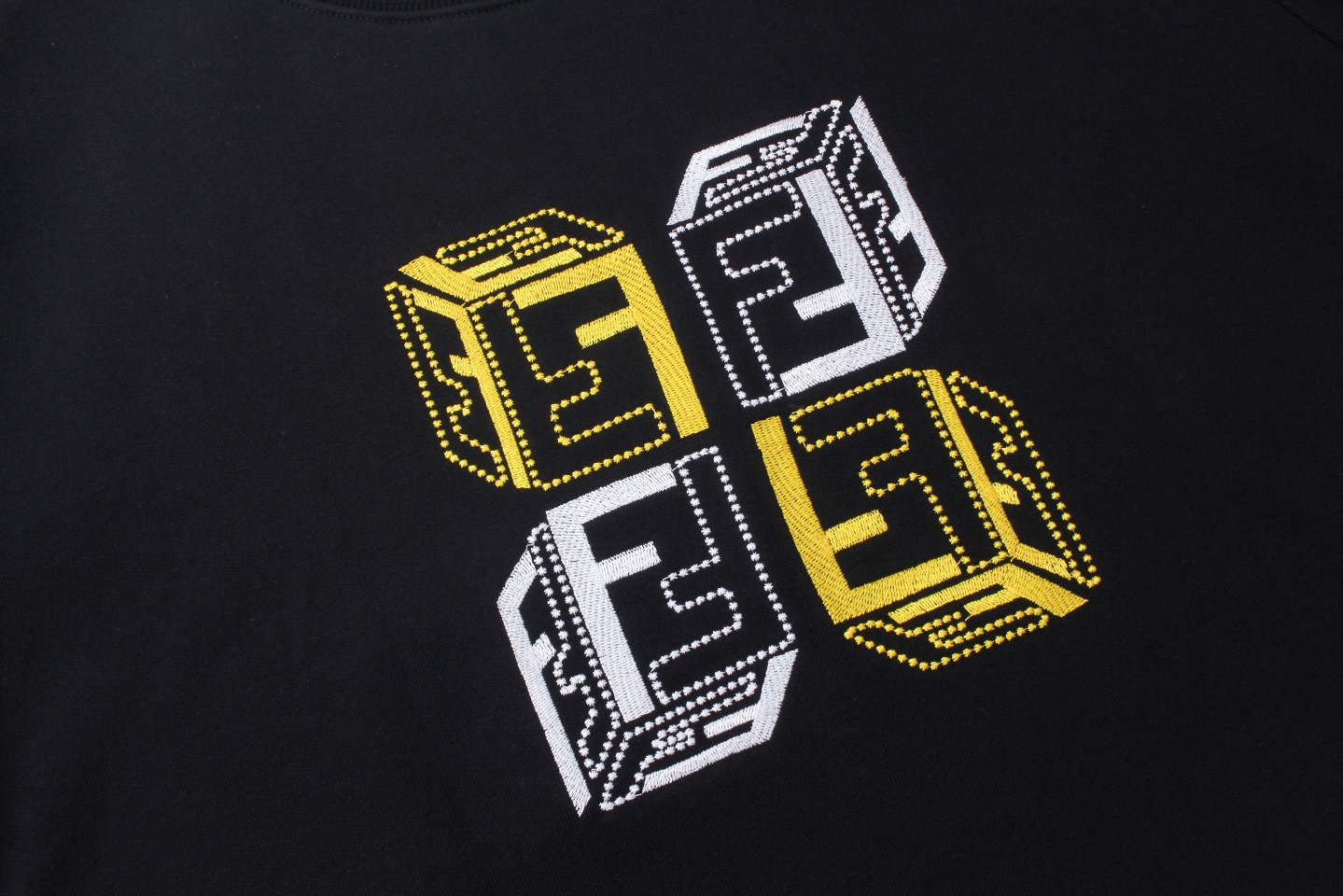 【FENDI  公式旗艦店】フェンディ丸首の衛衣 スウェット ご好評に付き再入荷！