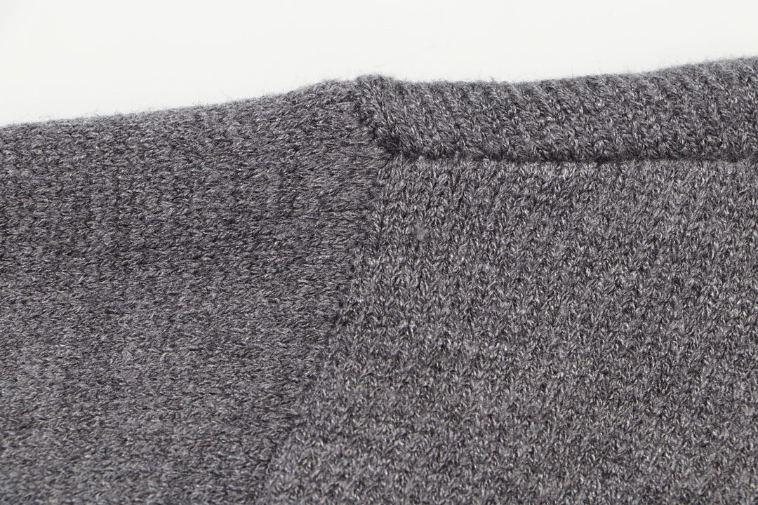 【DIOR 公式旗艦店】ディオール  セーター好評に付き再入荷！