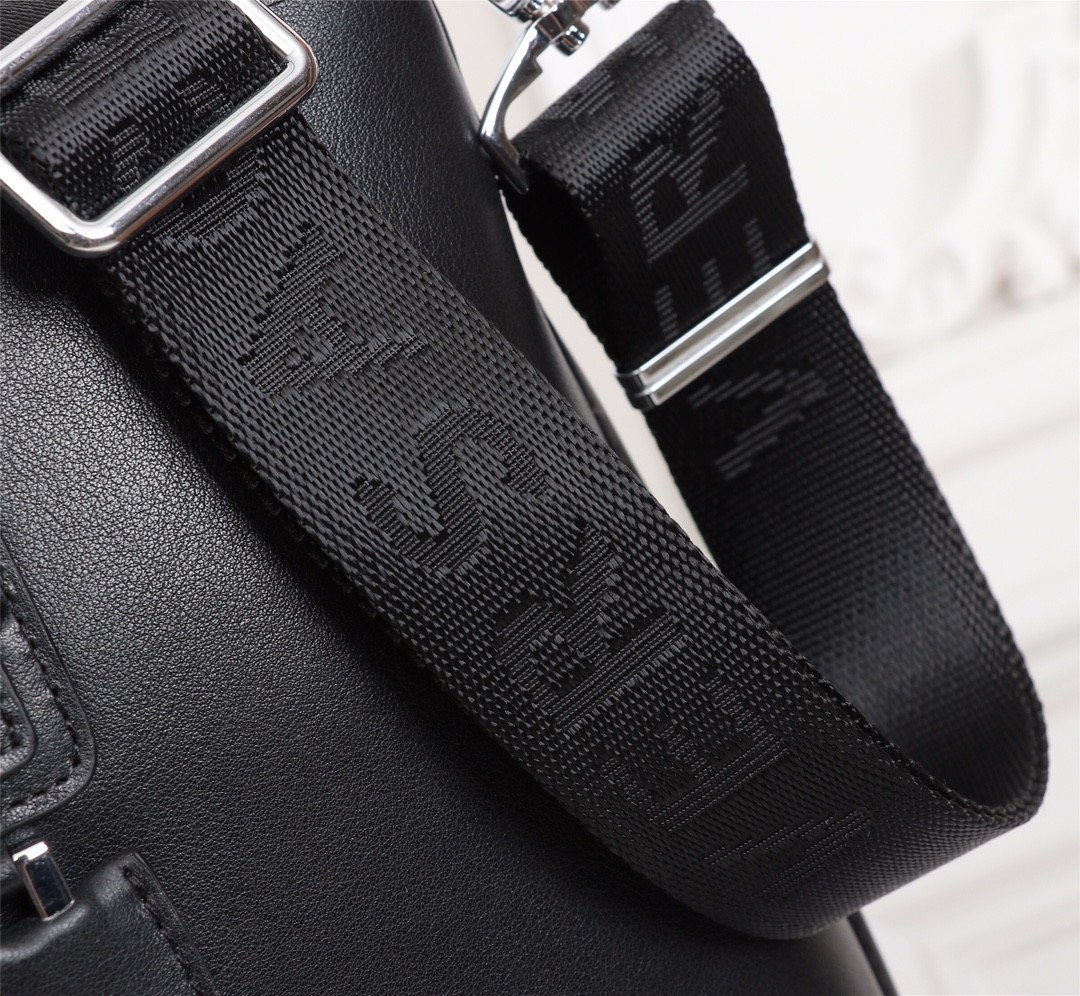 【VERSACE   公式旗艦店】ヴェルサーチ   斜めがけバッグ 当日出荷 好評に付き再入荷39*29*7CM