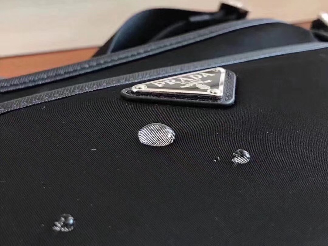 【PRADA  公式 旗艦店】プラダ  斜めがけバッグ 当日出荷 好評に付き再入荷！27*25.5*6CM