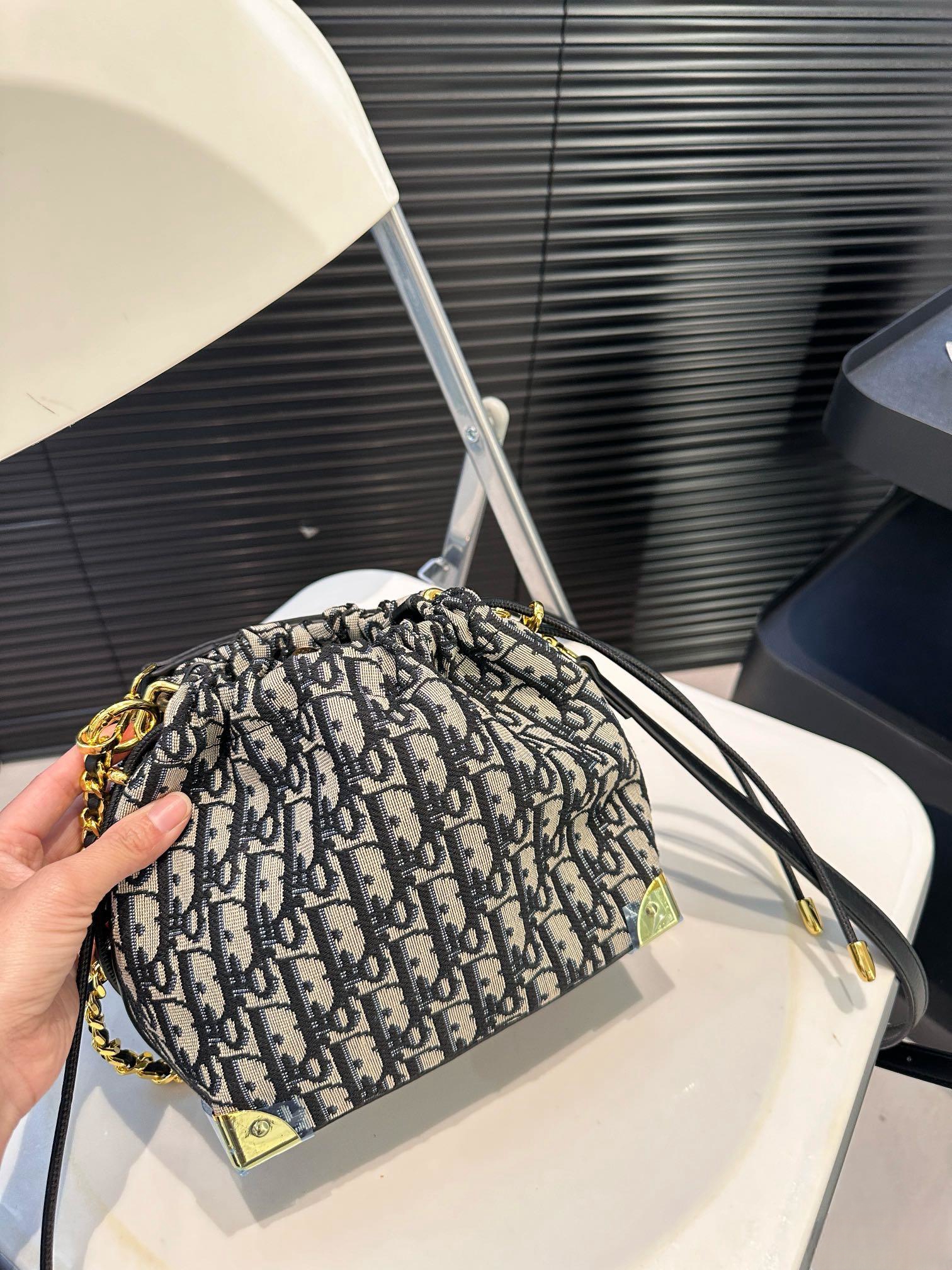 【DIOR公式旗艦店】ディオール  斜めがけバッグ 当日出荷 好評に付き再入荷！18*18.5CM 240720