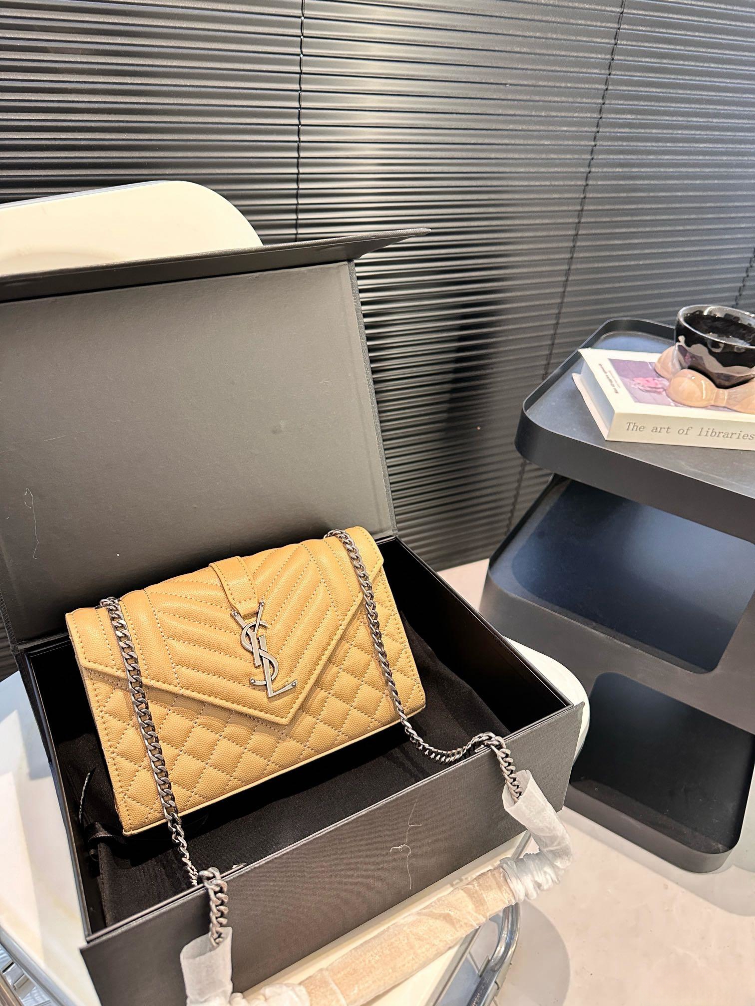 【YSL SAINT LAURENT 公式旗艦店】サンローラン   斜めがけバッグ 当日出荷 好評に付き再入荷！21*15CM  1240722