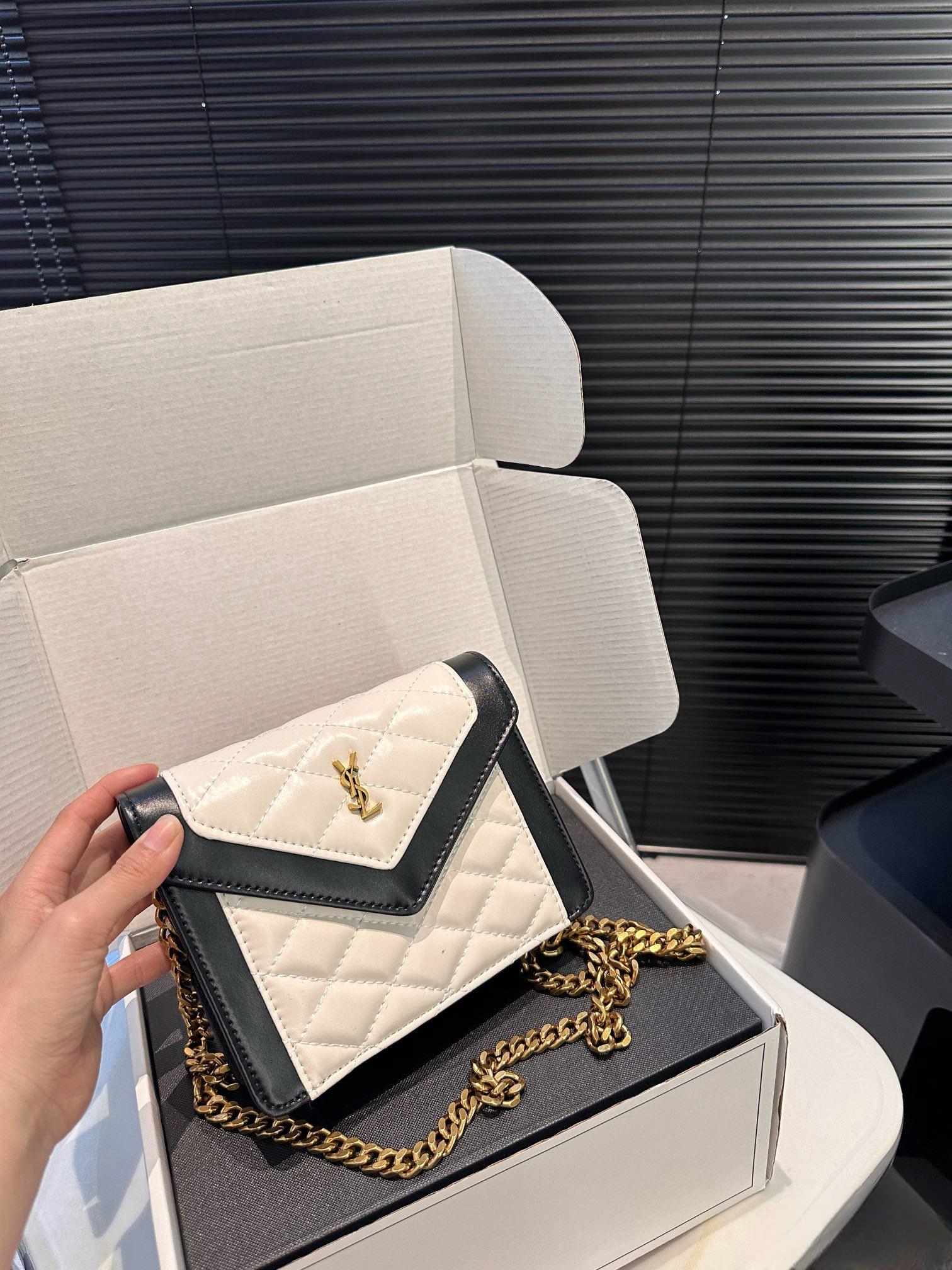 【YSL SAINT LAURENT 公式旗艦店】サンローラン   斜めがけバッグ 当日出荷 好評に付き再入荷！17*13.5CM  1240722