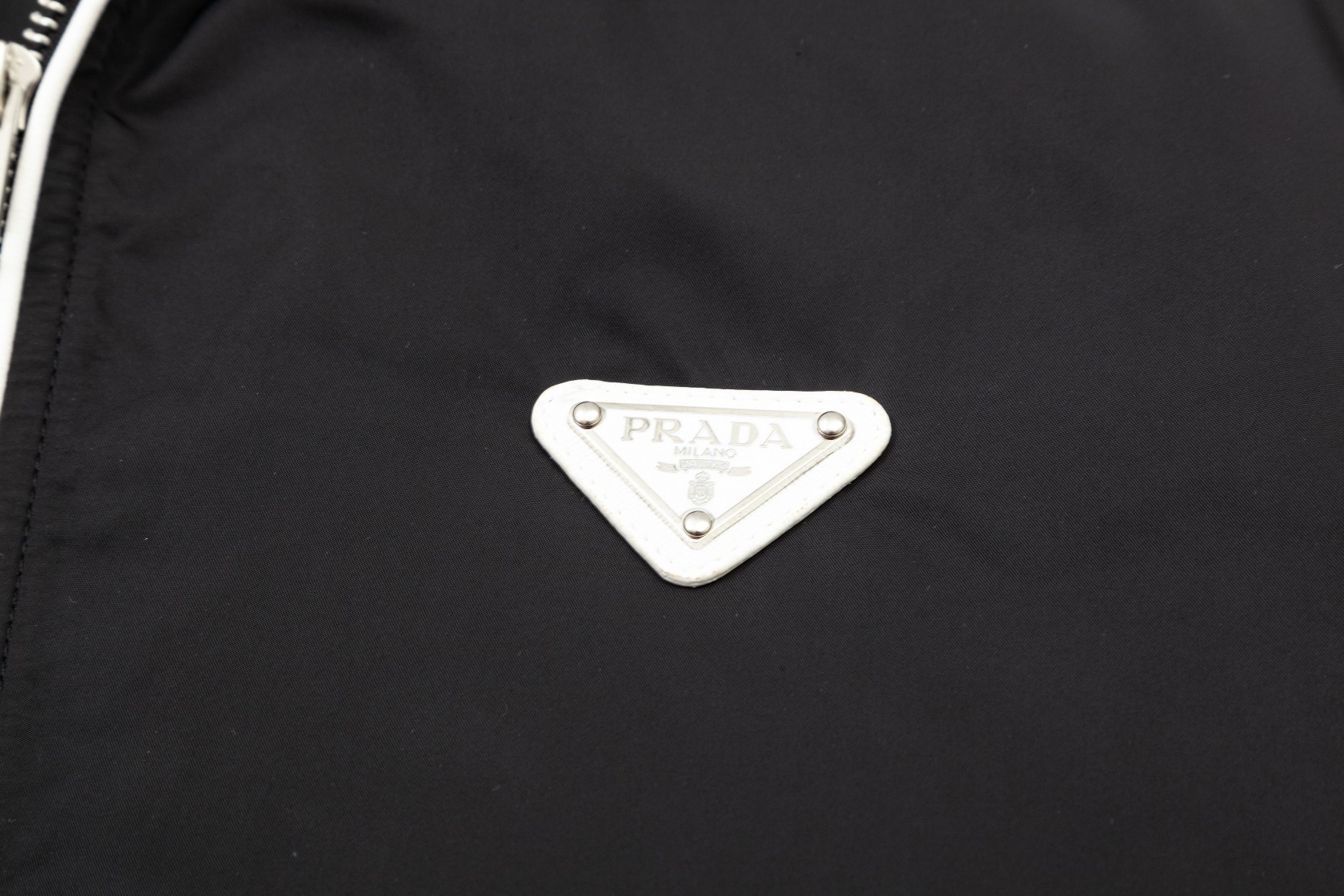 【PRADA  公式旗艦店】プラダ  ジャケット着 好評に付き再入荷 240826