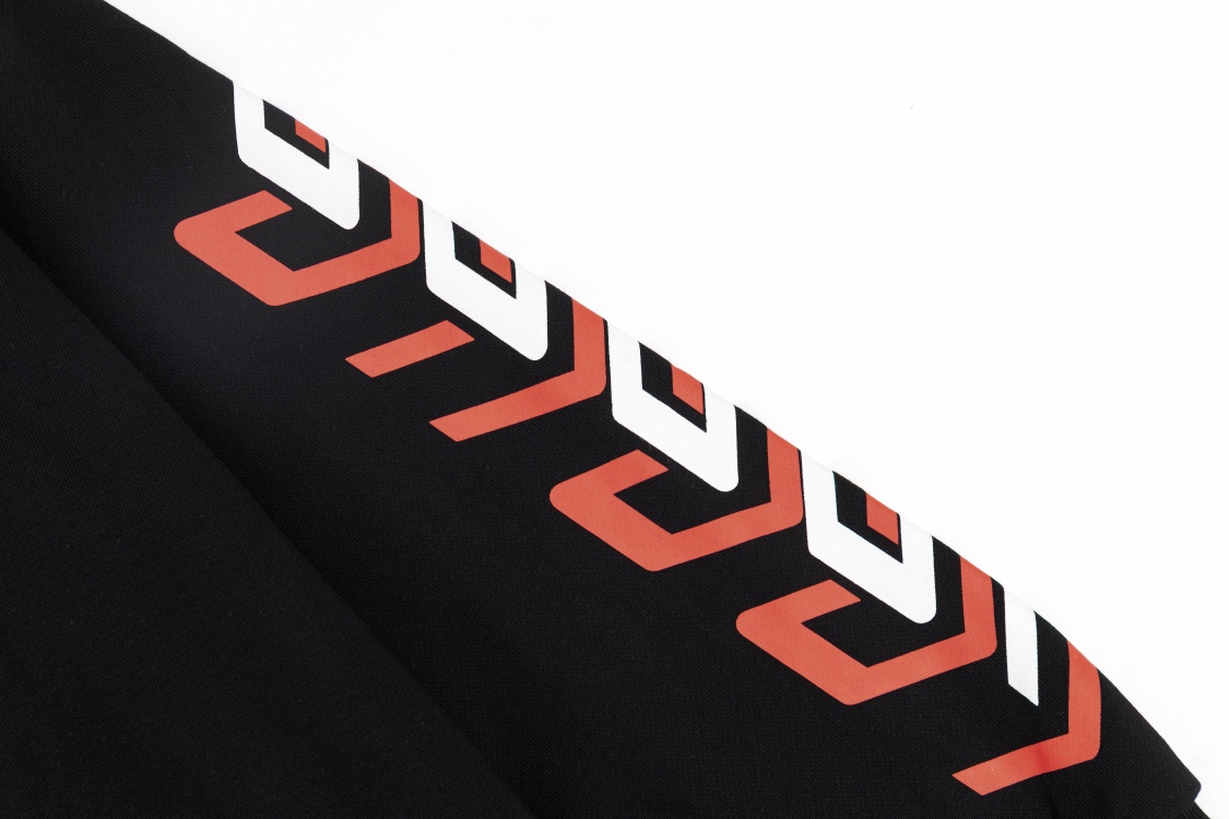 【GUCCI  公式旗艦店】グッチ 丸首の衛衣 スウェットご好評に付き再入荷 240902