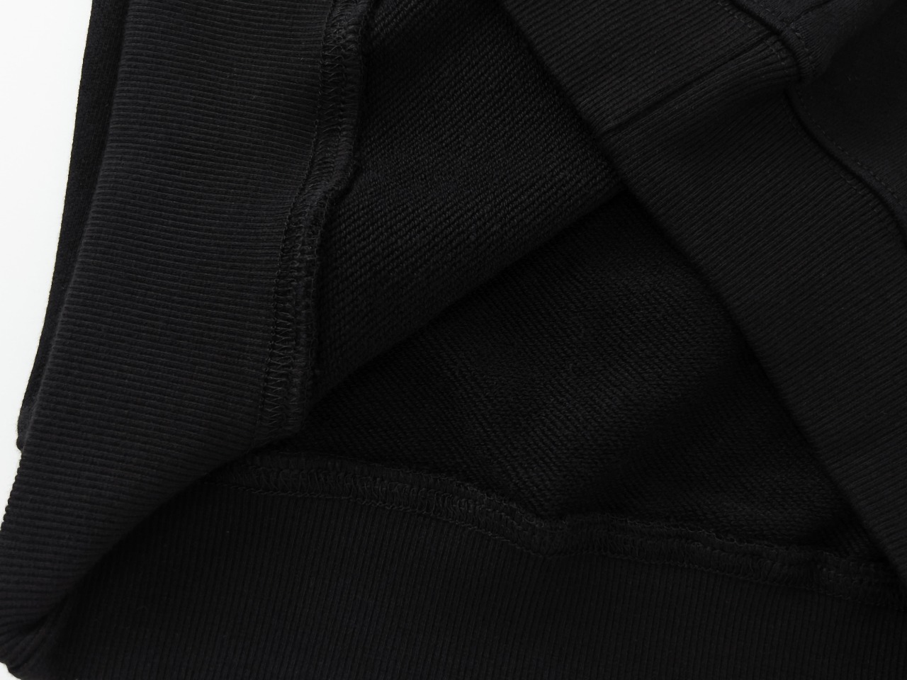 【GUCCI  公式旗艦店】グッチ 丸首の衛衣 スウェットご好評に付き再入荷 240902