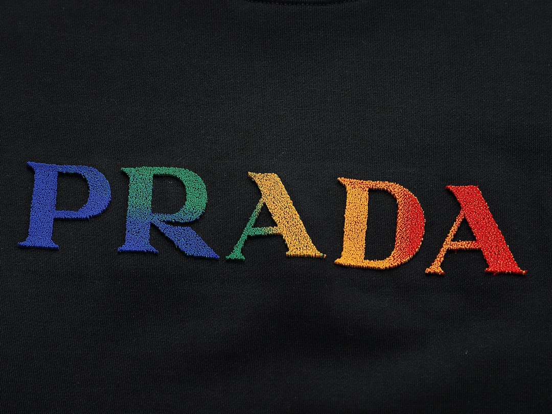 【PRADA 公式旗艦店】プラダ  丸首の衛衣 スウェットご好評に付き再入荷 240925