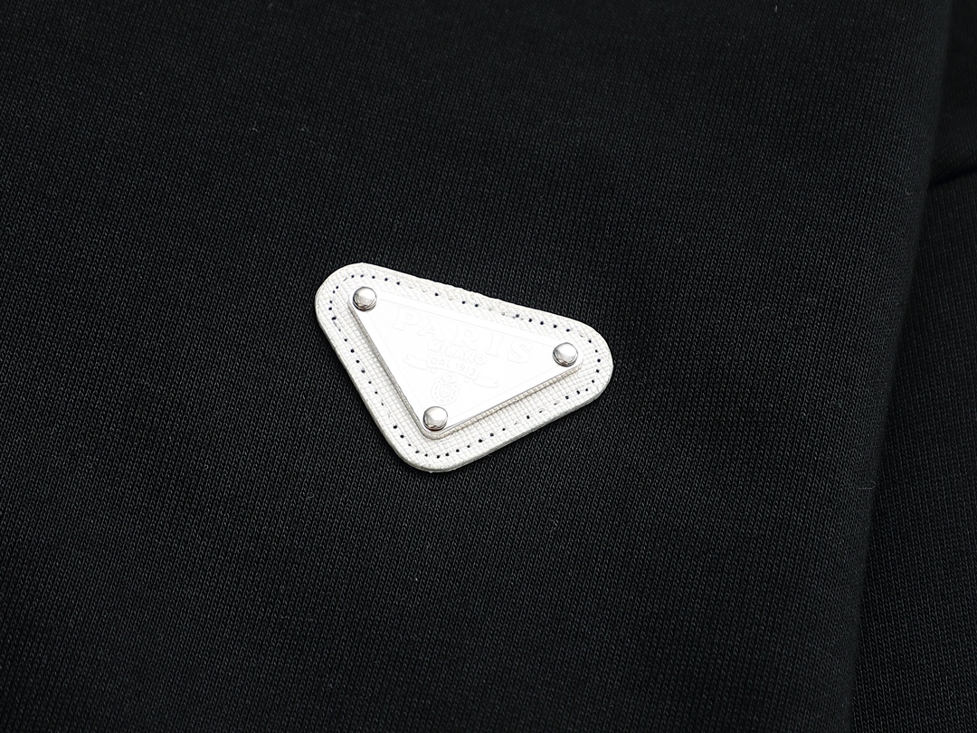 【PRADA 公式旗艦店】プラダ  丸首の衛衣 スウェットご好評に付き再入荷 240925