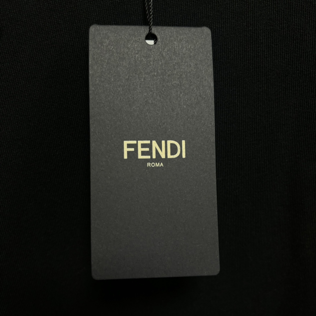 【FENDI  公式旗艦店】フェンディ  丸首の衛衣 スウェット ご好評に付き再入荷  240925