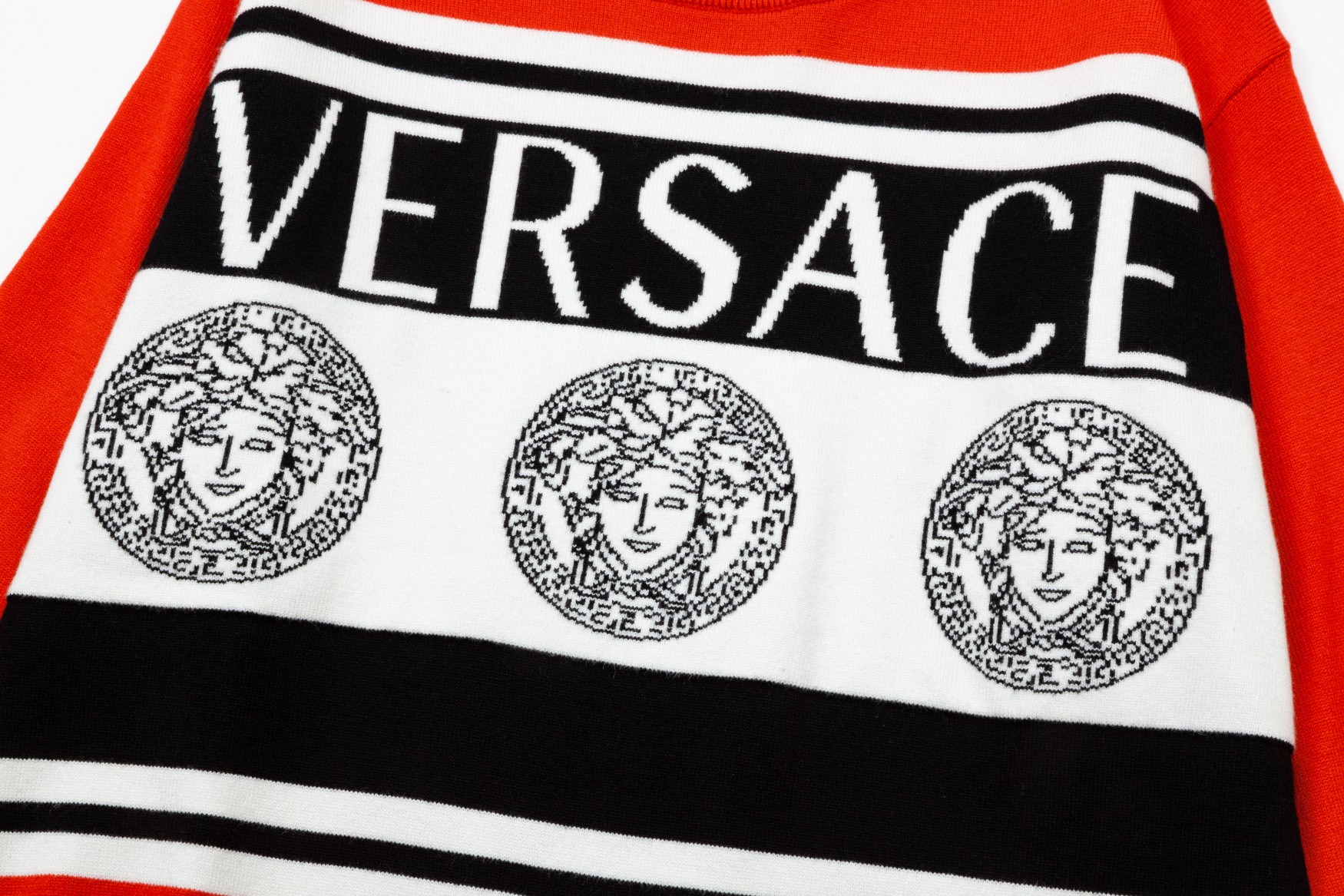 【VERSACE  公式旗艦店】ヴェルサーチ  セーター好評に付き再入荷！ 240930