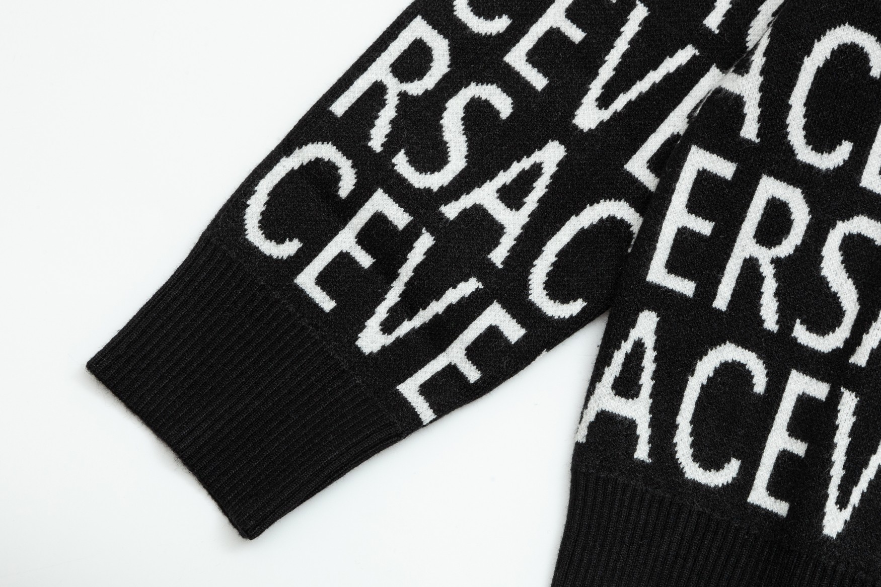 【VERSACE  公式旗艦店】ヴェルサーチ  セーター好評に付き再入荷！ 240930