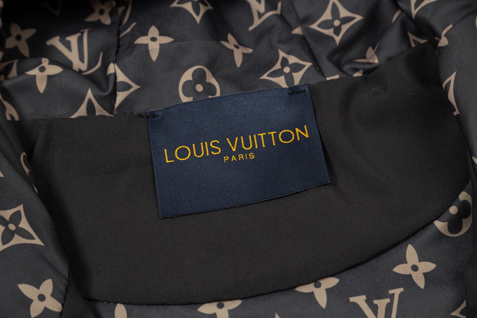 【LOUIS VUITTON 公式旗艦店】ルイヴィトン  ジャケット着 ご好評に付き再入荷！241021