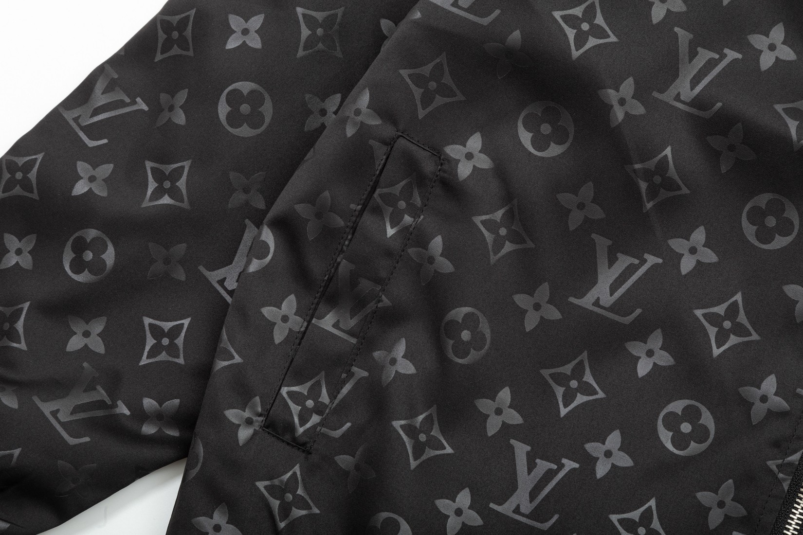 【LOUIS VUITTON 公式旗艦店】ルイヴィトン  ジャケット着 ご好評に付き再入荷！241021