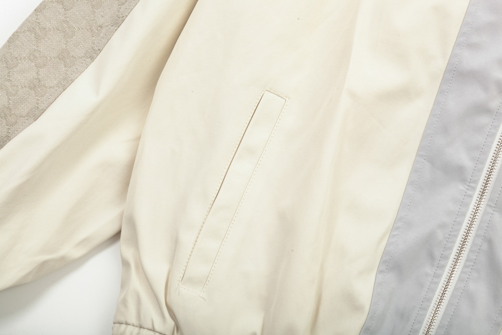 【GUCCI  公式旗艦店】グッチ  ジャケット着 ご好評に付き再入荷！241021