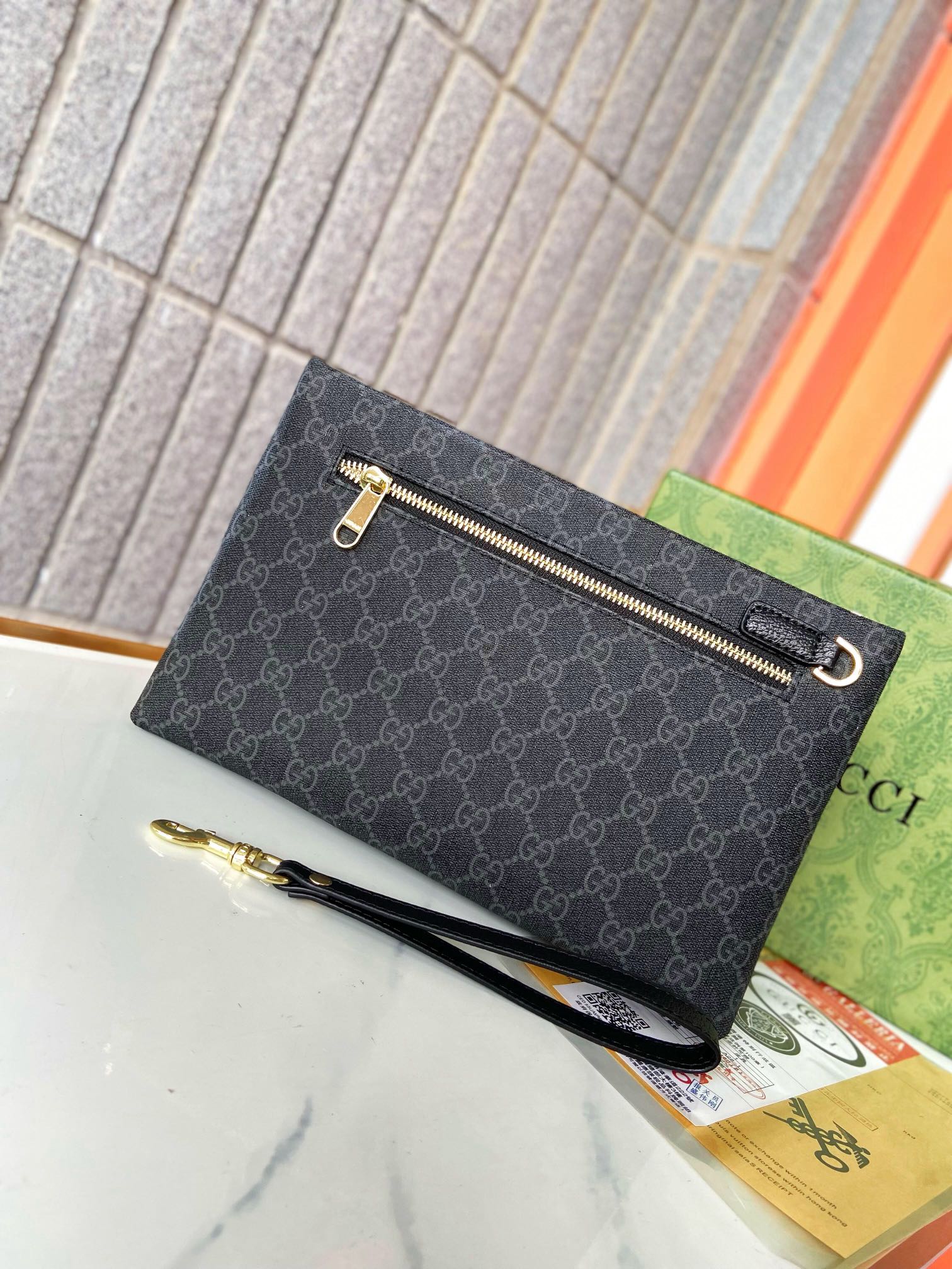 【GUCCI  公式 旗艦店】 グッチ   クラッチバッグ 当日出荷 好評に付き再入荷！28*18*2.5CM  241101