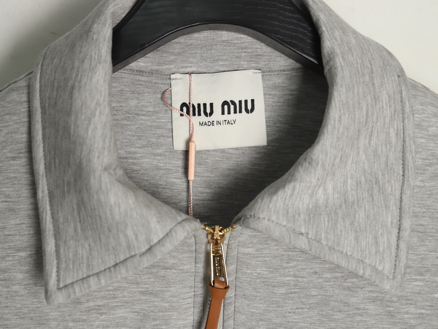 【Miumiu 公式旗艦店】ミュウミュウ  丸首の衛衣 スウェット ご好評に付き再入荷！241122