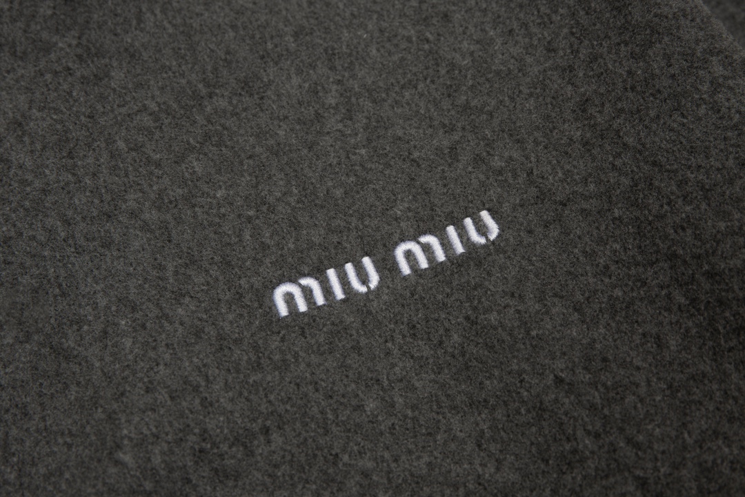 【Miumiu 公式旗艦店】 ミュウミュウ   ジャケット着  スウェット ご好評に付き再入荷！241122