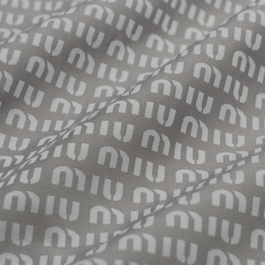 【Miumiu 公式旗艦店】 ミュウミュウ   ジャケット着  スウェット ご好評に付き再入荷！241122