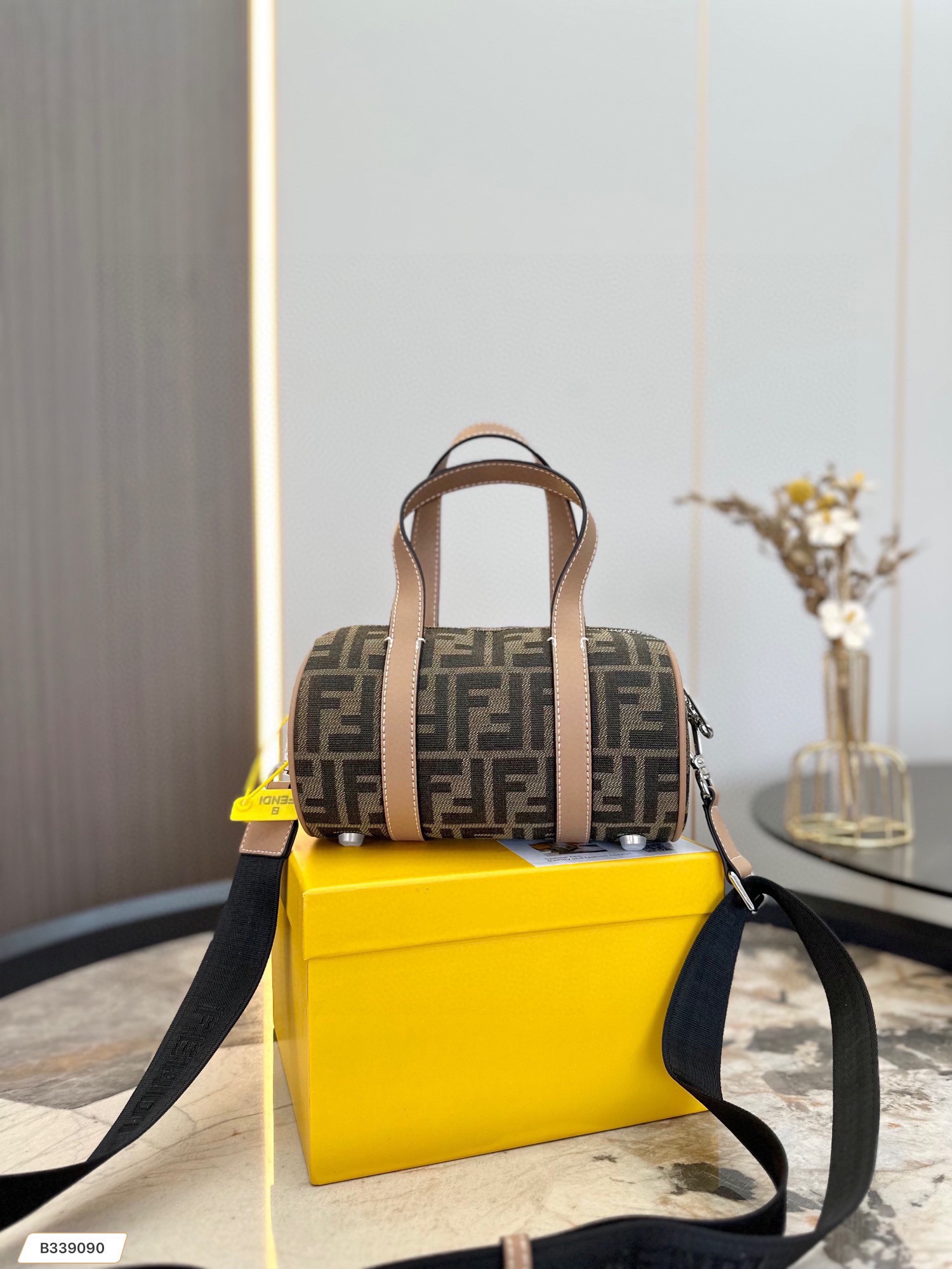 【FENDI  公式 旗艦店】フェンディ  ショルダーバッグ  当日出荷 好評に付き再入荷！21*12CM