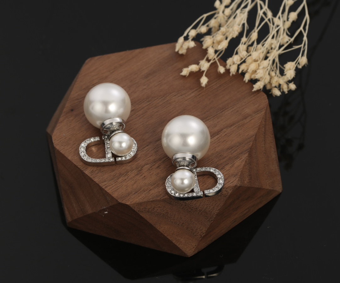 【DIOR】 ディオール   ファッションスタイルのイヤリング