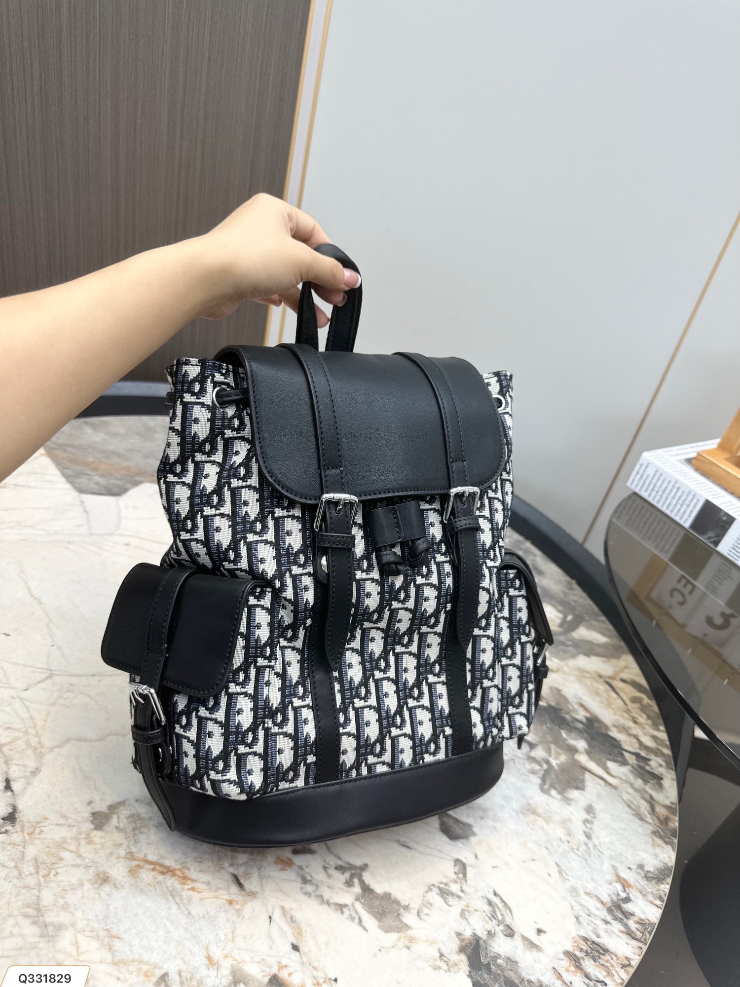 【DIOR  公式 旗艦店】ディオール  リュックサック   当日出荷 好評に付き再入荷！24*28CM