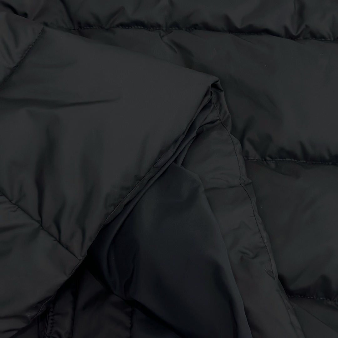 【PRADA  公式旗艦店】プラダ  ダウンジャケット好評に付き再入荷！