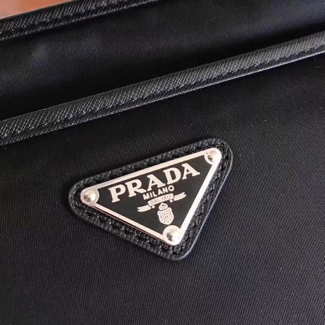 【PRADA  公式 旗艦店】プラダ  斜めがけバッグ 当日出荷 好評に付き再入荷！27*25.5*6CM